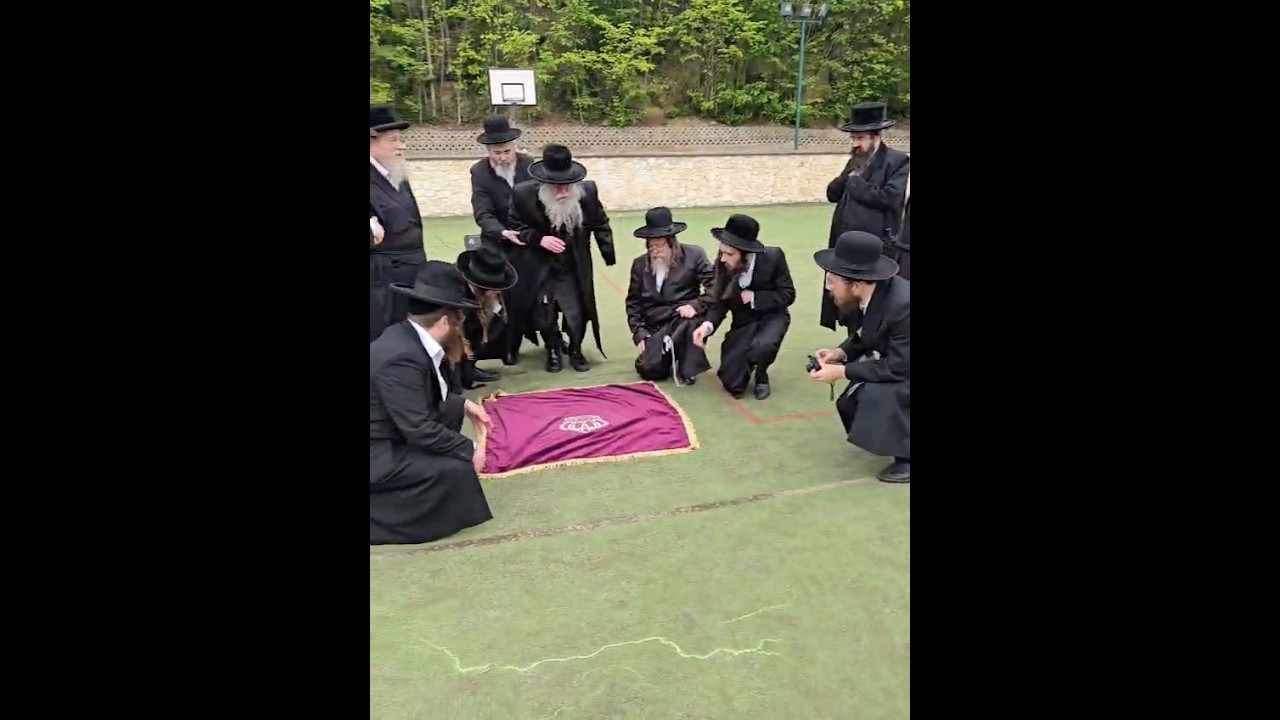 האדמו״ר מקוזמיר במסע קודש לעיירת קוזמיר בפולין
