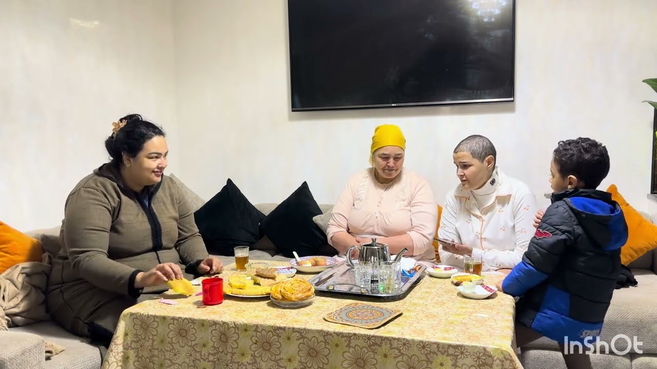 امي فاتي تتغوت سامية عاتيق ضربو فزنقة قدام ناس سامية مبغاتش ترجع ابي لي دخل🧨