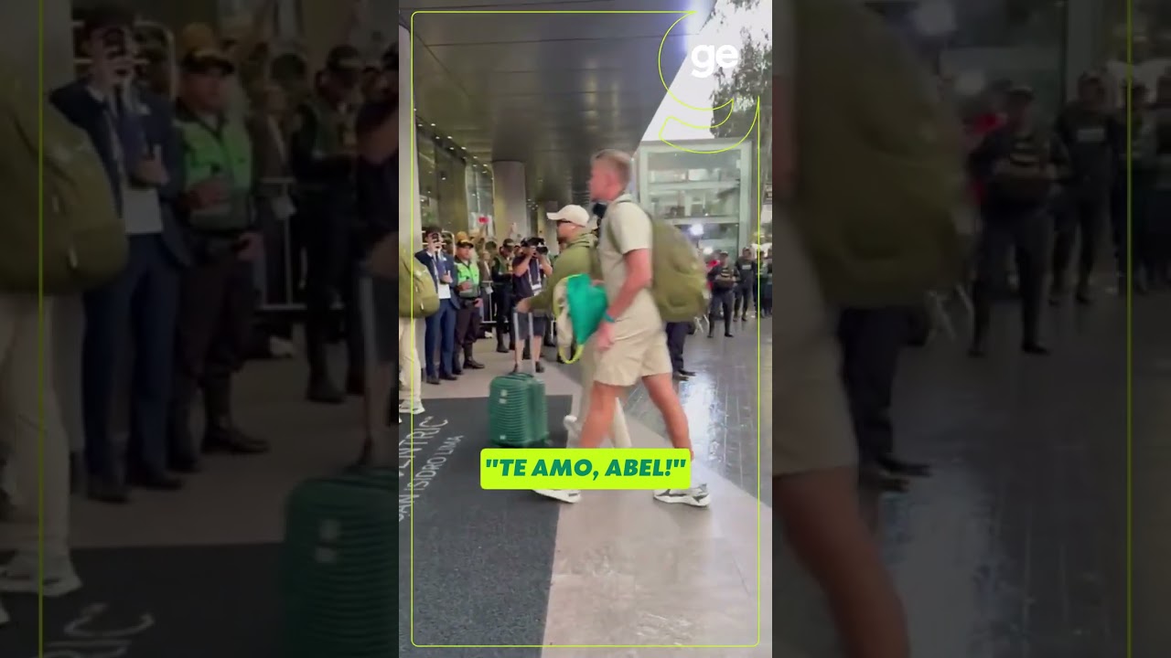 TORCIDA DO PALMEIRAS RECEBE O TIME NA PORTA DO HOTEL | #shorts | ge.globo