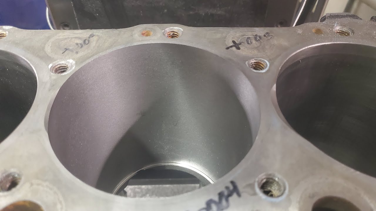 Расточка блока цилиндров Chevy 454 для установки гильзы цилиндра.