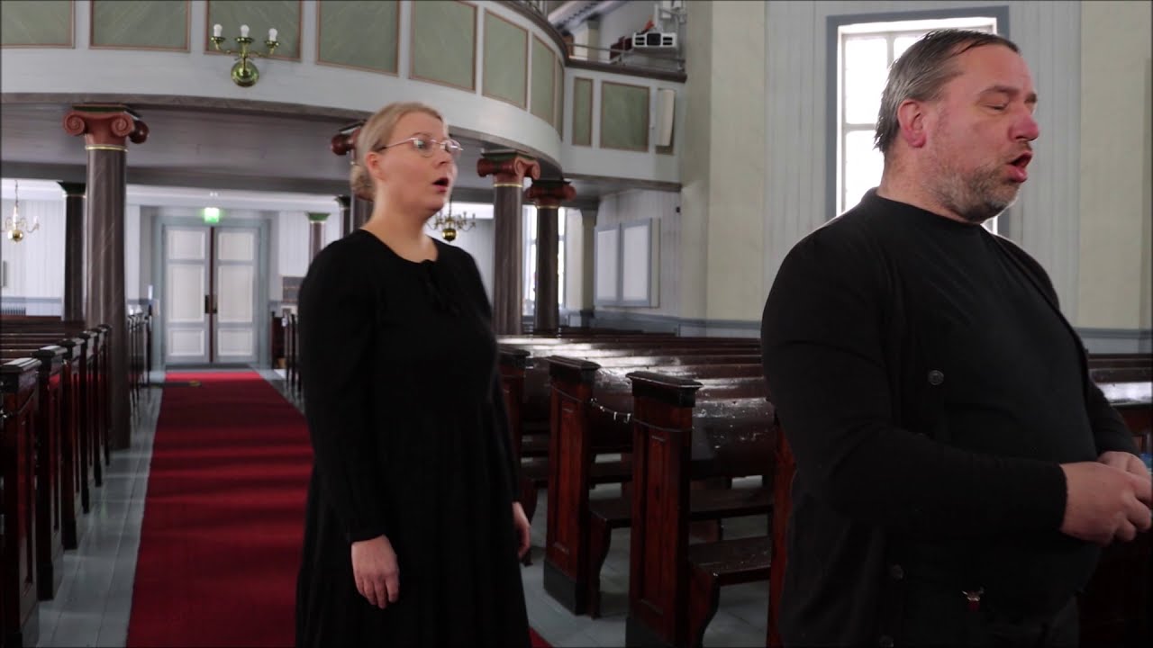 Ristin kantajina kanttorit Riitta, Juliaana ja Marko