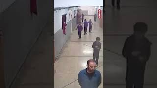 Bursa’daki öğretmenlerin yaptığı sosyal deneyde öğrenciler, sarkan bayrağı fark edip panoya astı