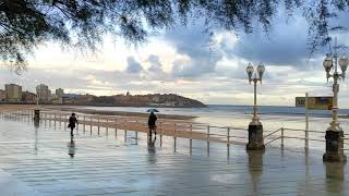 El Muro de San Lorenzo Gijón Asturias un paseo un 5 de noviembre de 2021.