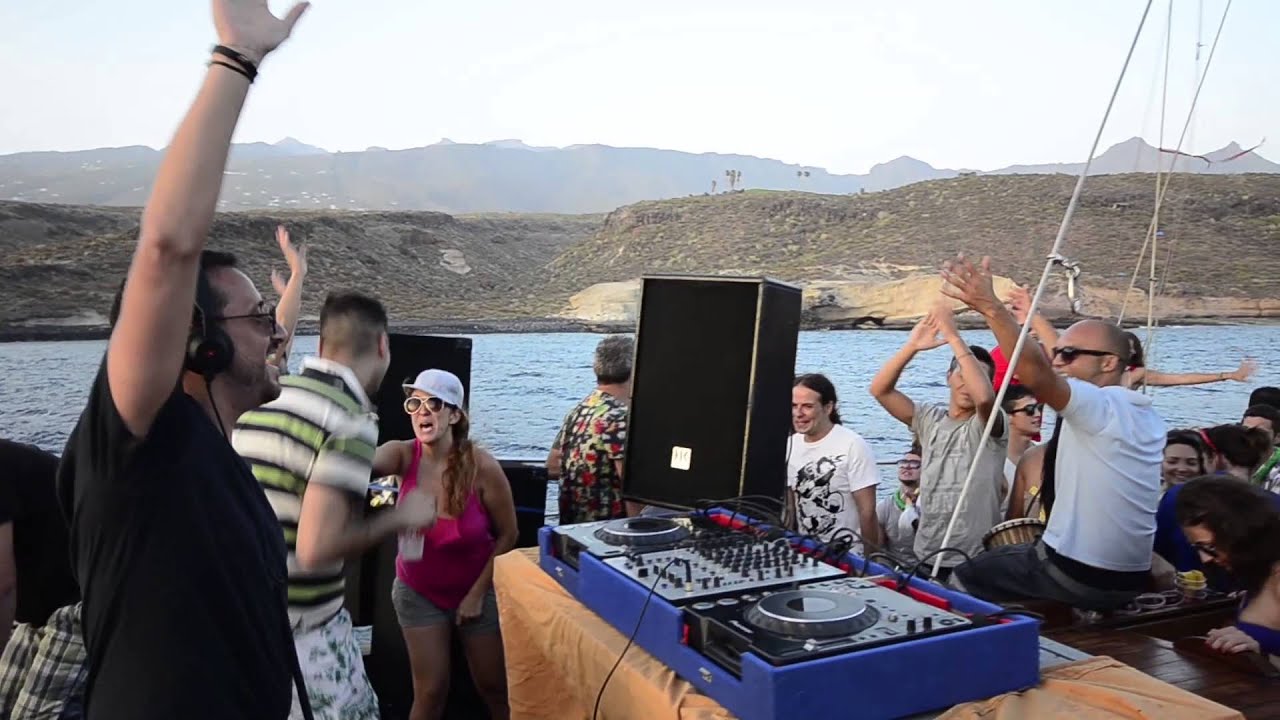 Emanuele Inglese djset Lo Squalo Events Tenerife Fiesta en barco