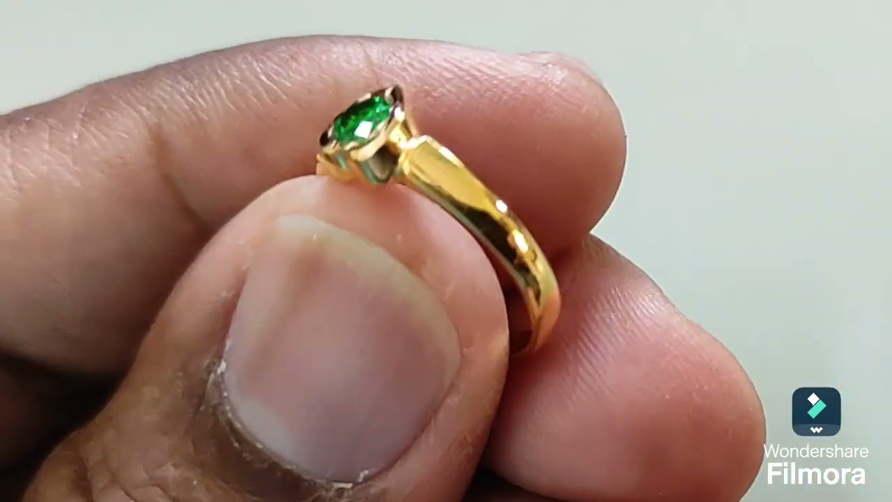 Gold 💚green stoen ring. 2.5 grms. 