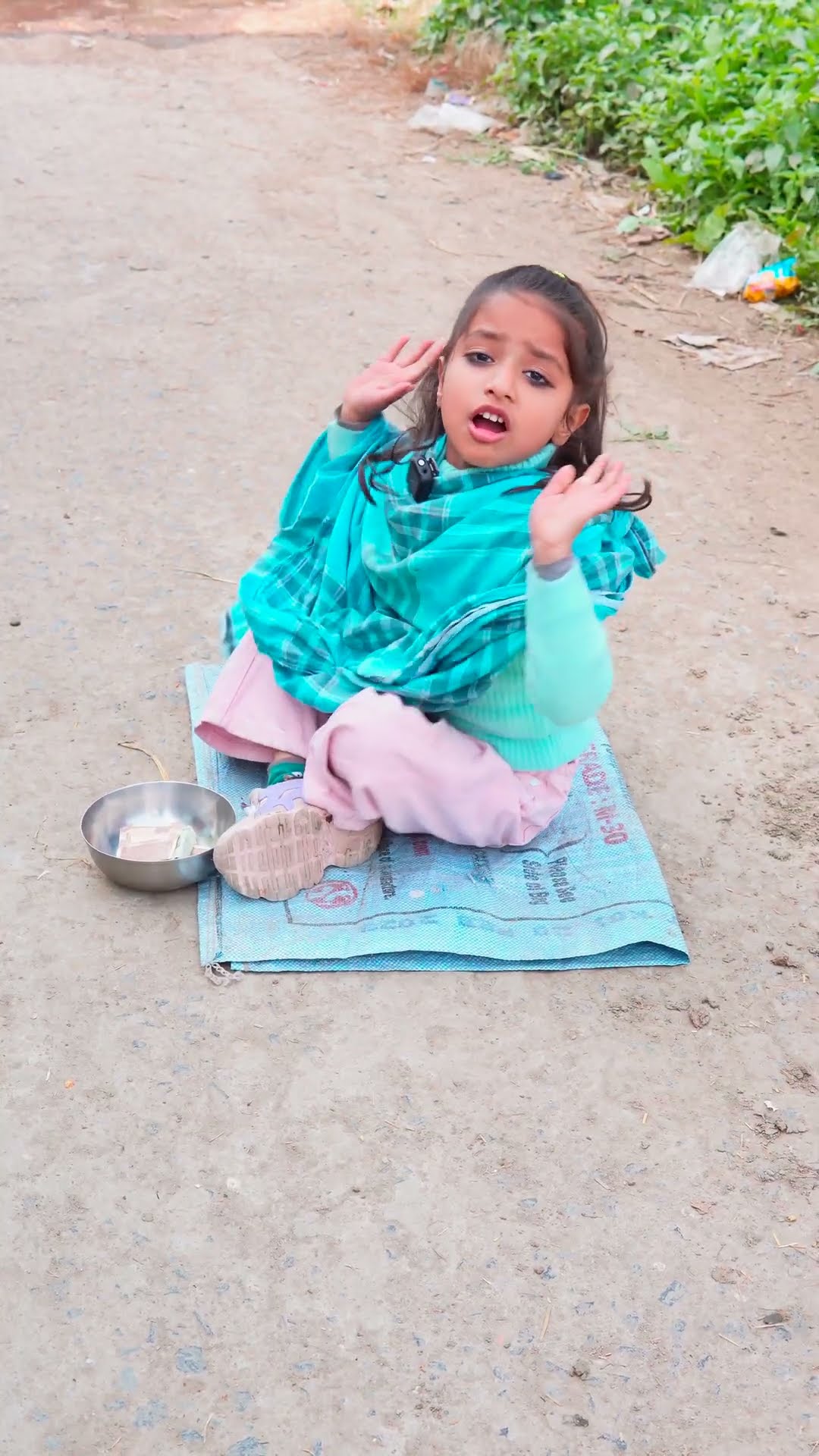 Garib bachchi ne bachaya kutte ki jaan ?