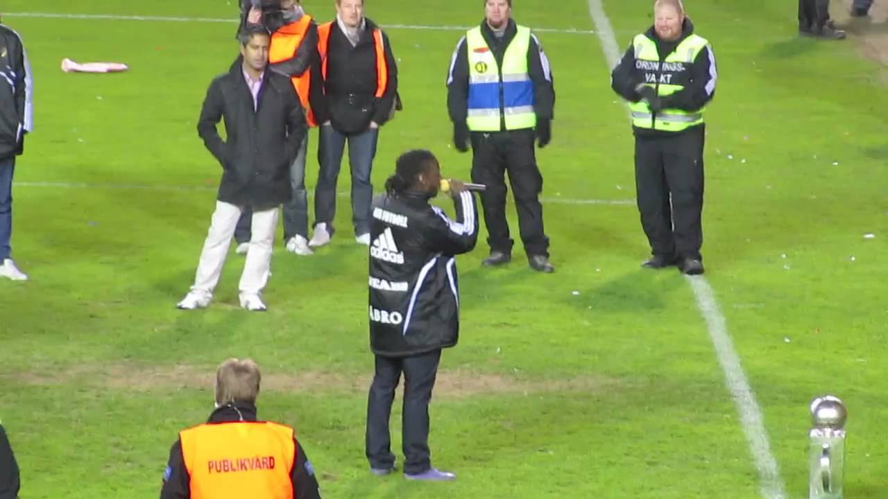 Martin Mutumba tackar norra stå