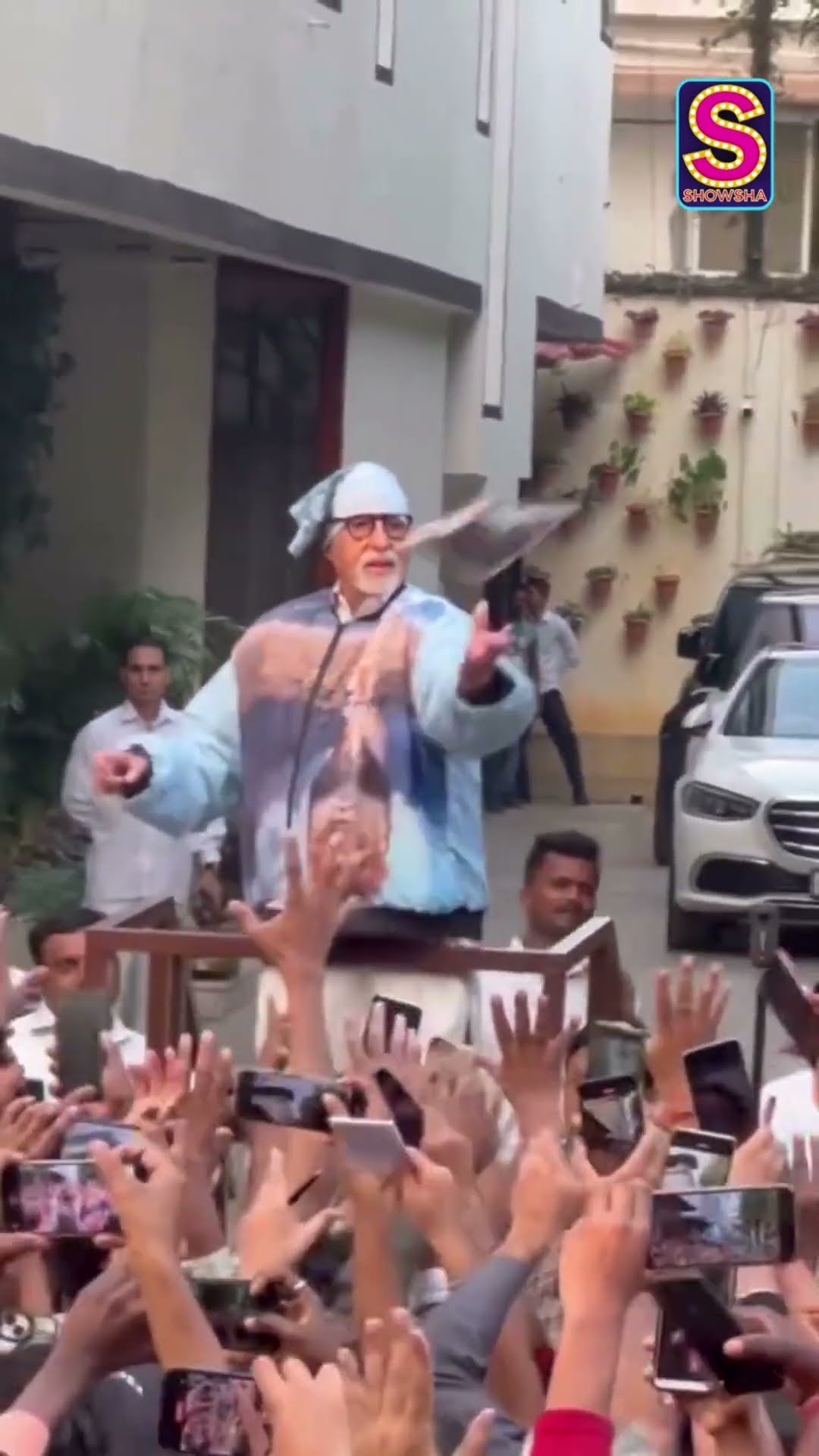 Big-B Amitabh Bachchan Does His Sunday Ritual, Gives Darshan To his Fans n Mumbai | N18S