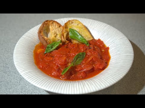 Томатный суп с крутонами. Салат с курицей и кисло-сладким соусом