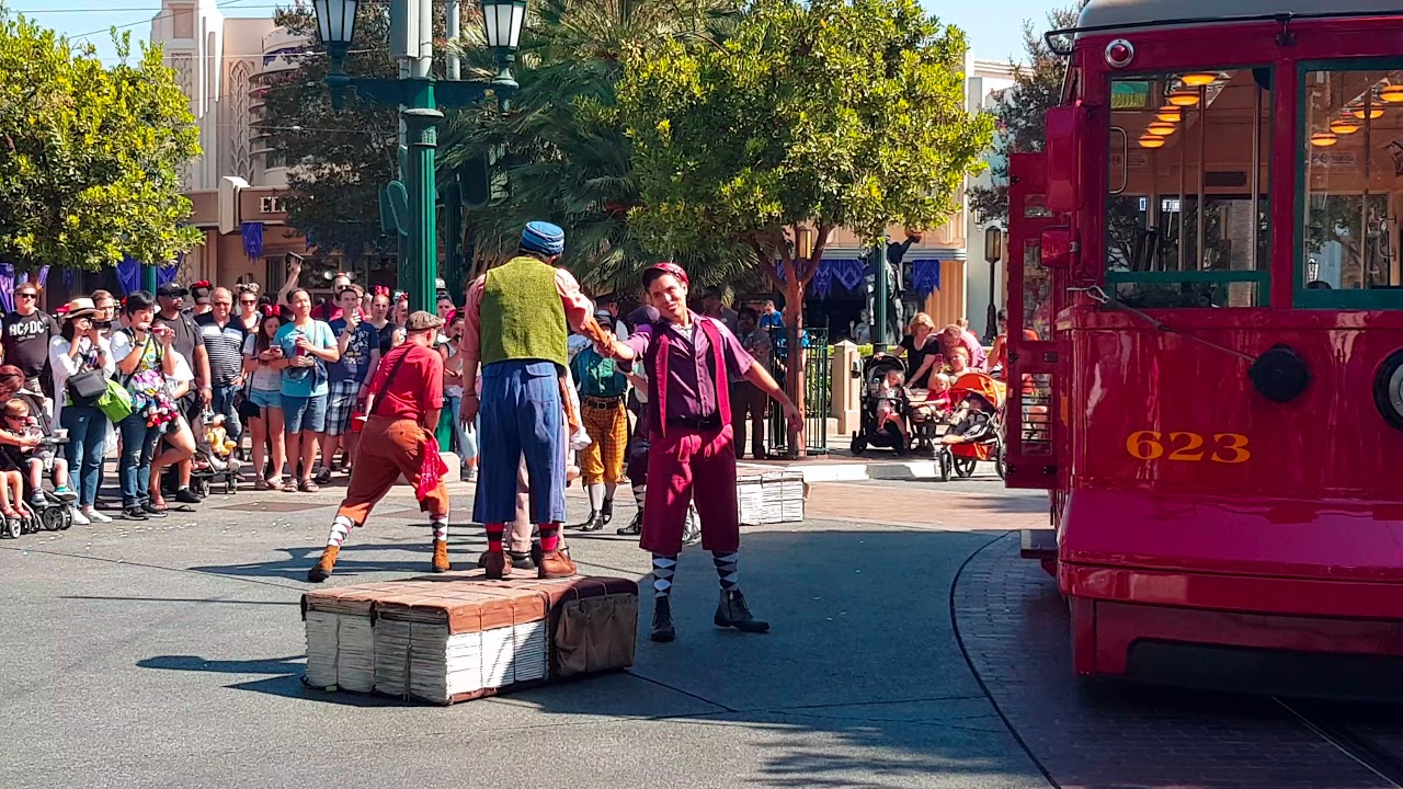 Disneyland - Suitcase and a dream show