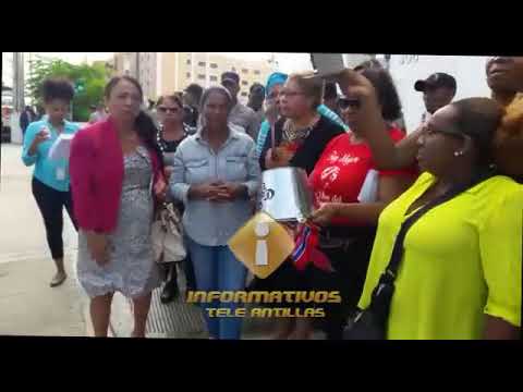 Mujeres protestan frente a Industria y Comercio por alza en precios de los combustibles