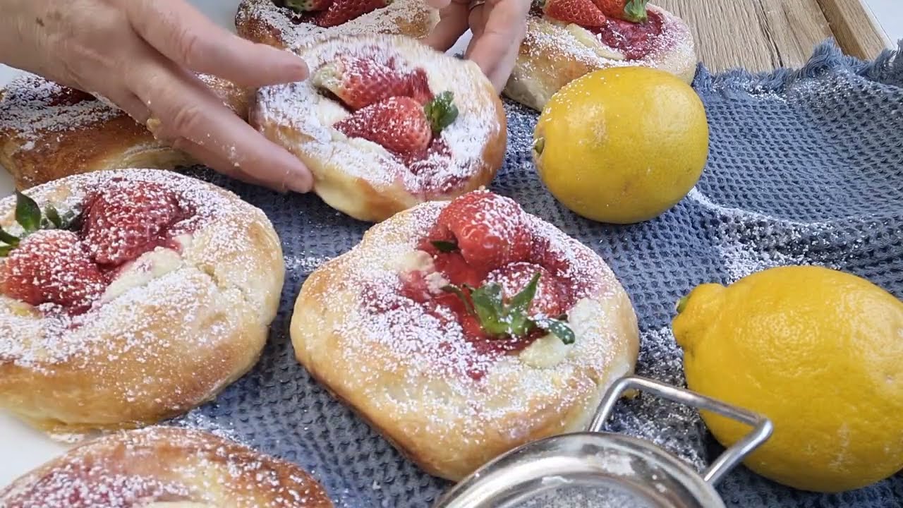 Unfassbar leckere Russische Watruschki mit Erdbeeren und Frischkäse ... Unfassbar leckere Russische Watruschki mit Erdbeeren und Frischkäse ...