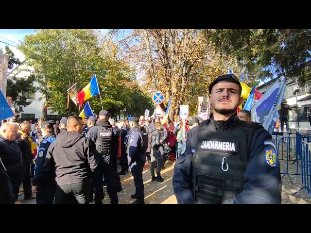 21 Octombrie 2025 - Reacții la cald despre ce s-a întâmplat în fața  la sediul de poliție Buftea după semnarea controlului judiciar de către Călin Georgescu