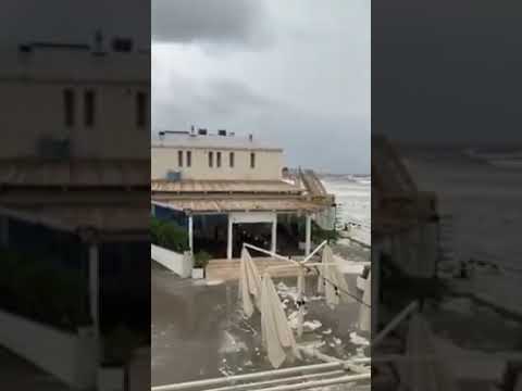 Allerta rossa a Cagliari, il mare si "mangia" la spiaggia del Poetto