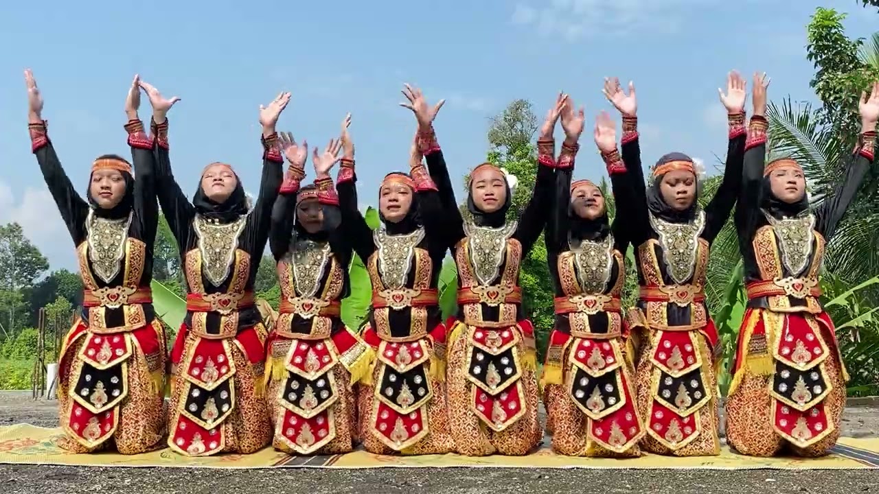 Persembahan Tari Saman dari siswi MA Mamba'ul Hisan Tempuran Magelang.