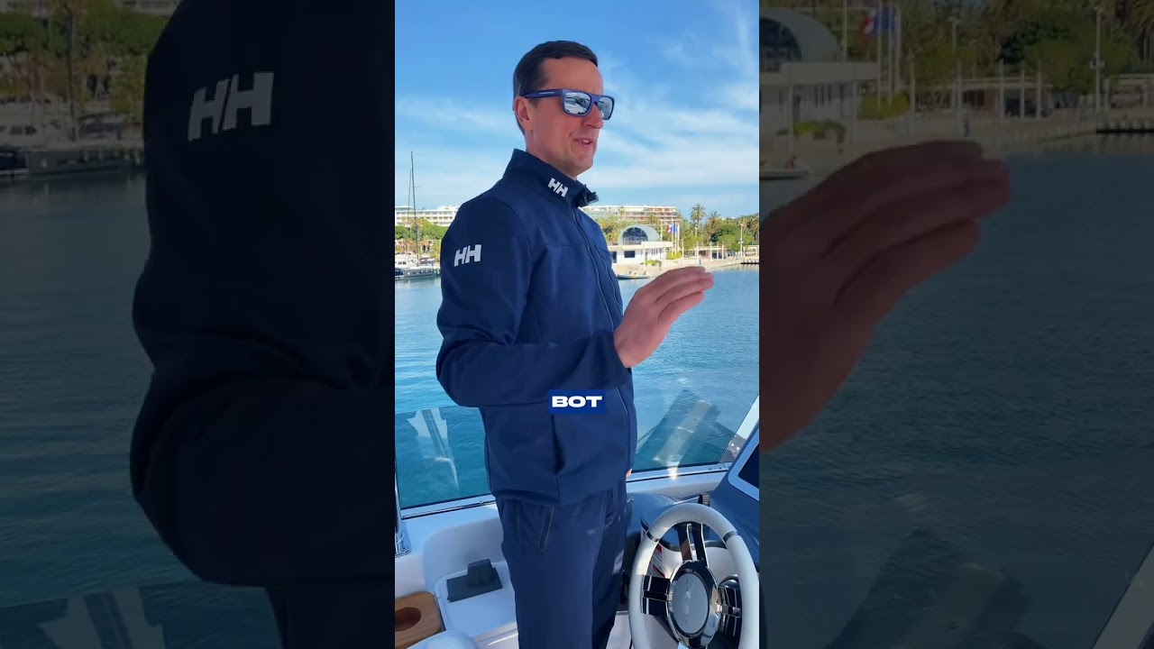 ⁣Процесс швартоки моторной яхты