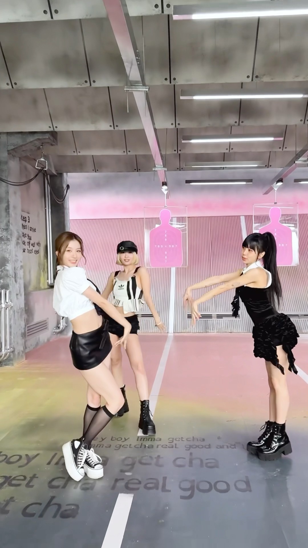 ??? on their way to getcha #TWICE #트와이스 #STRATEGY#MOMO #모모 #SANA #사나 #CHAEYOUNG #채영
