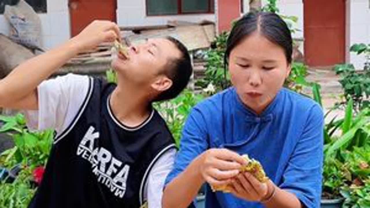 在农村的好处就是想吃啥都可以自己动手制作，菜园里面吃不完的小葱，千万别扔，只需要简单的几个步骤，就可以制作出美味可口的葱油饼，何怂怂吃了直呼不够吃