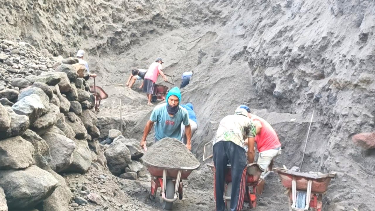 Revealing the sand miner's screening process.