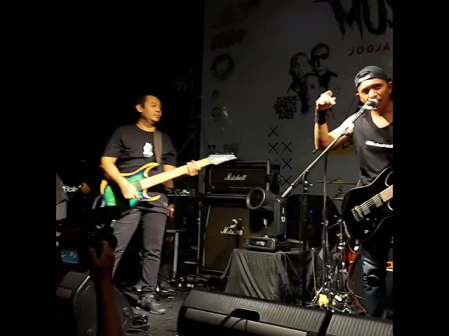 ZIMA - Sisi Gelap KICKCHICK Music Fest Live at Balakosa Coffe #zima #reinkarnasi #musicfestival class=