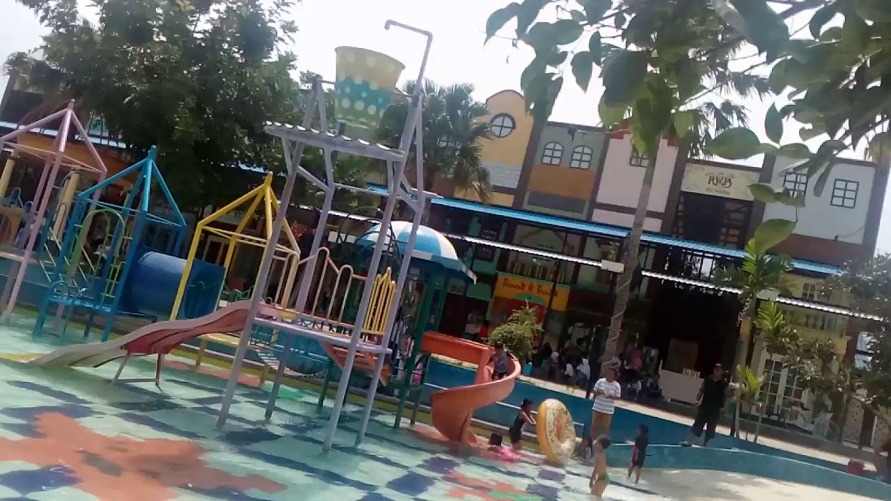 Saat di kolam renang ERINA FAJARIANTI 