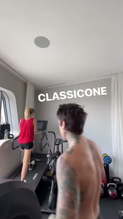 Chiara Ferragni senza 'mutande' su Instagram: Fedez le abbassa i pantaloni in diretta