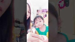 baby xinyuan 跟媽一樣愛吃零食 😄