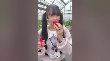 Japanese Girl Eats Gigantic StrawBerry 🍓苺 #shorts