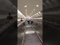 La escalera larguísima de la estación del tren de LIRR debajo de la GRAND CENTRAL, NEW YORK