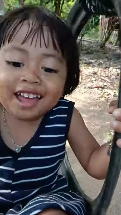 Nabilah main ayun ayunan