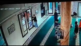 Video Lucu Orang Nabrak Pintu Kaca Mesjid dan terekam CCTV mesjid