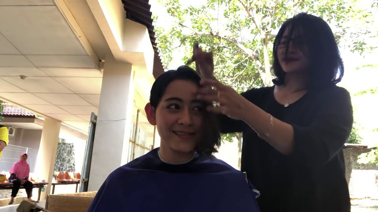 Laura Theux Potong rambut Bondol demi Film ( Actress Long to Pixie Cut Makeover )