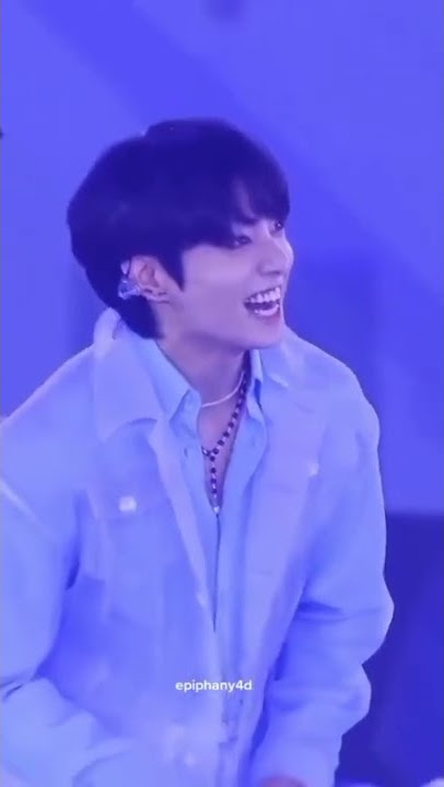 Jin eats his mic with members reaction🤭😛