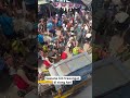 Suasana orang berlalu lalang di siang ini