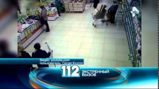 Сотрудника гипермаркета в Москве едва не раздавили стеллажи с товарами(, 2015-09-25T09:46:14.000Z)