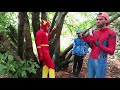 O SPIDER CIZIO MALVADO SE UNIU A GRANNY PARA FAZER UMA CIRURGIA NO HEROI FLASH,  ESTA EM PERIGO !