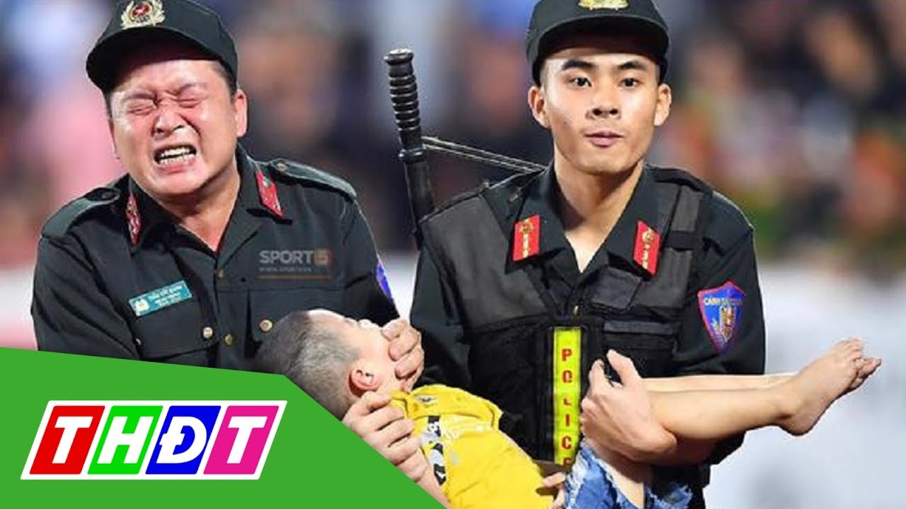 Cảm động hình ảnh cảnh sát cơ động cho bé trai bị co giật cắn tay | THDT