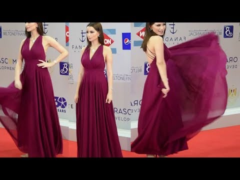 الفنانة سارة التونسية بفستان أحمر مثير و مميز بمهرجان الجونة السينمائى