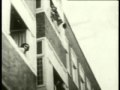 Anna Frank la auténtica asomándose a la ventana en Amsterdam