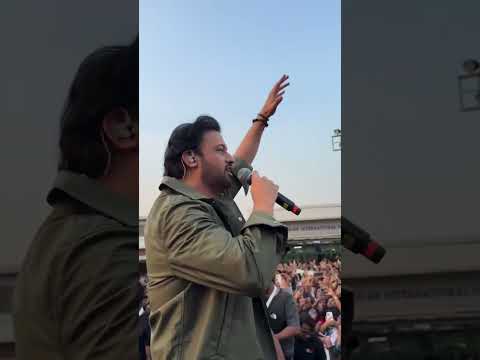 Atif Aslam singing in the middle of the crowed #love #atifaslam #song #pakistanimusician #bollywood