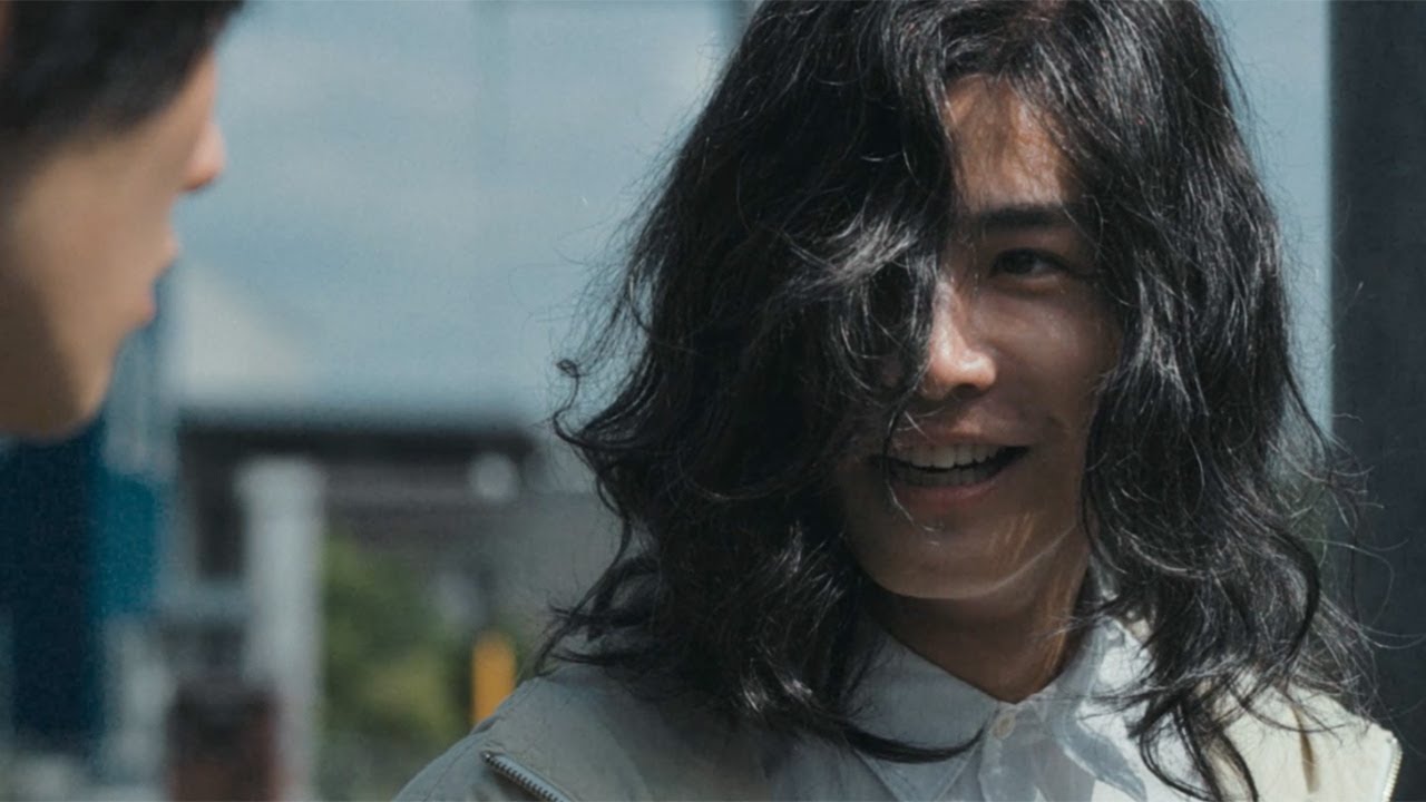 岩田剛典、不気味な笑み浮かべ… 怪しすぎる謎の男熱演 映画「死刑に