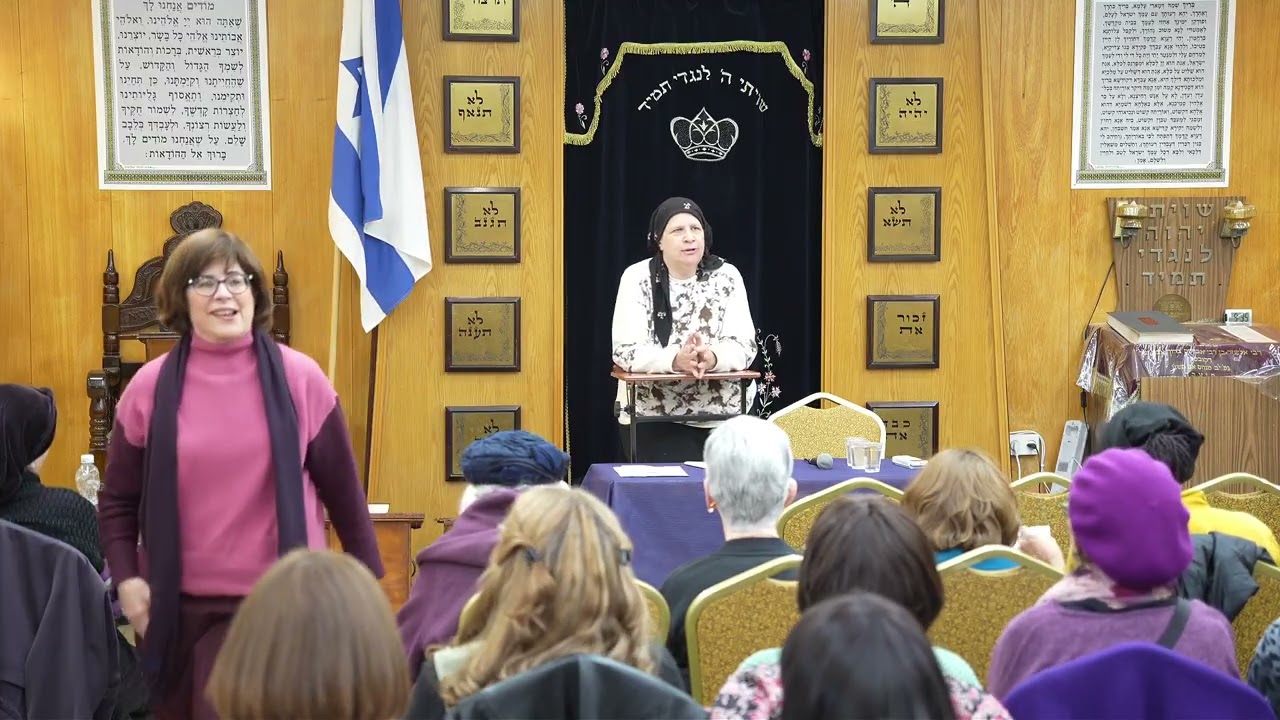 Шира улыбается, рассказывая о секретах пуримской трапезы.