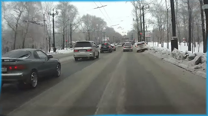 Чуть не разбил машину на светофоре