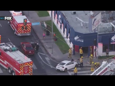 Car smashes into Van Nuys restaurant