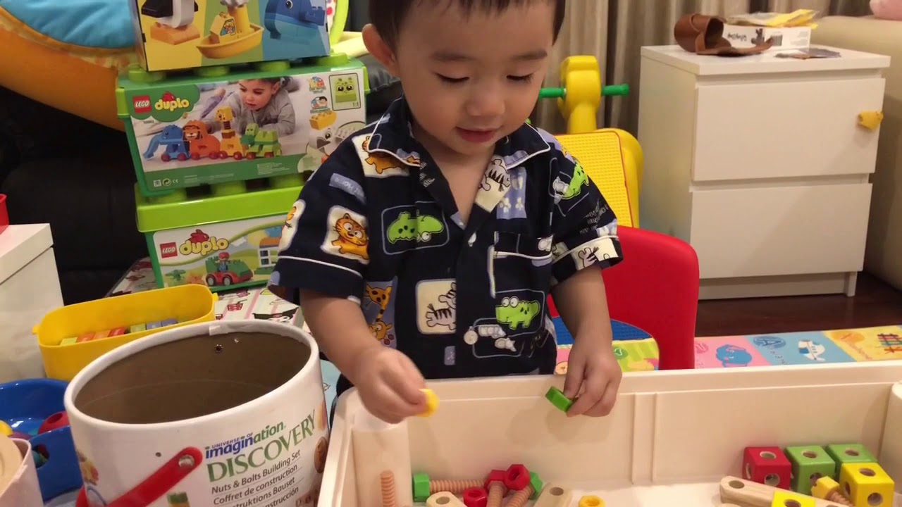 Hugo Family : Play Nuts and Bolts Building Set