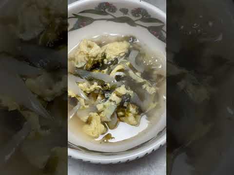 맛있는 <strong>계란탕</strong> (1)물이 끓으면 양파와 참치액젓을 넣는다 (2)푼 계란물을 위에 뿌려준다 그리고 섞지 말고 1분 정도 가만히 둔다 (3)김가루를 넣는다 끝!