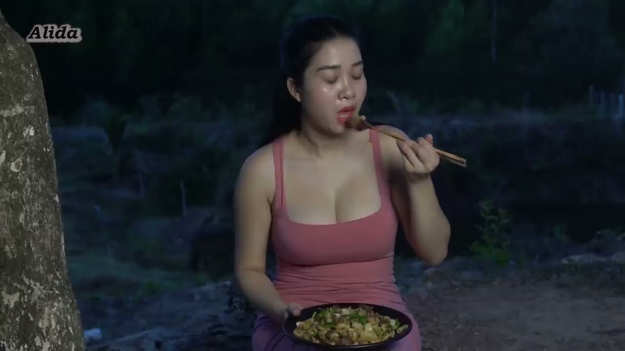 Lida prepares a delicious stir fried beef pasta with a unique sauce recipe