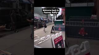 Rafael Devers arrives back at Fenway!
Rafael Devers arrives at Fenway Park before the series against the Red Sox!
His first time back in Boston since he was traded. Welcome back Raffy!
#redsox #sanfranciscogiants Rafael Devers arrives back at Fenway!