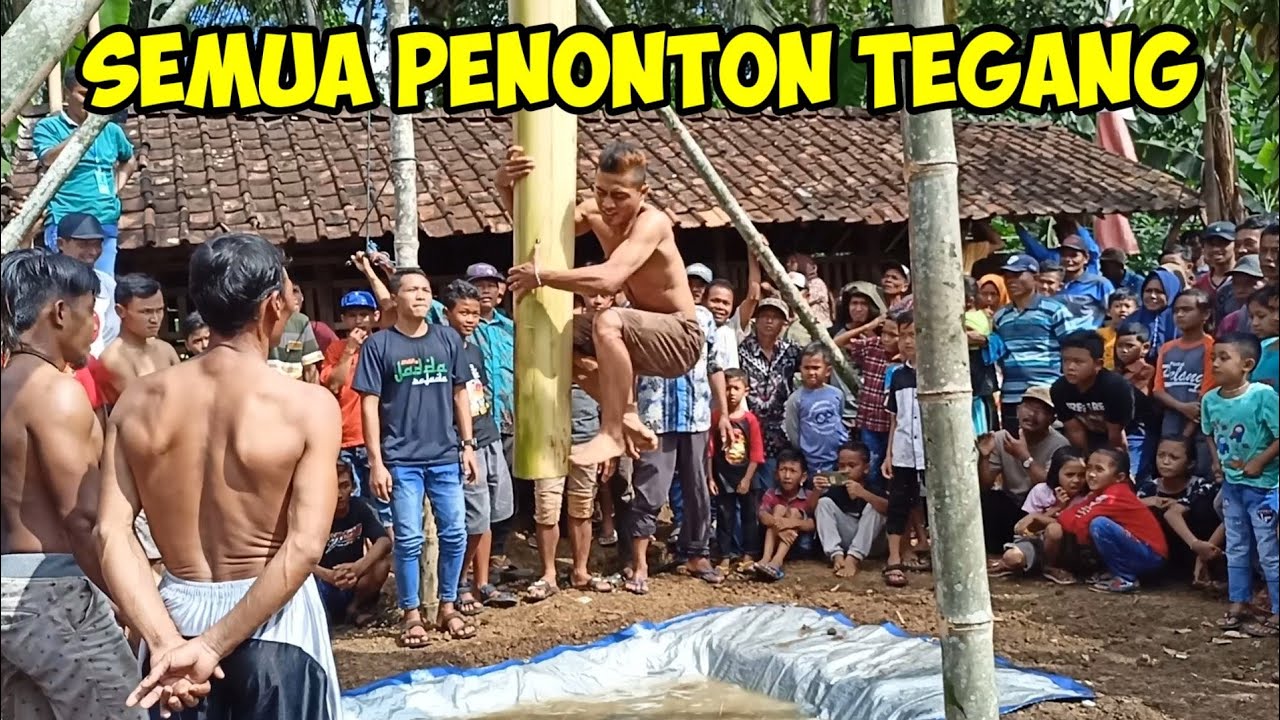 Bikin penonton tegang lomba panjat pohon pisang yang masih ada di pelosok desa