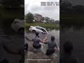 तालाब में गिरी कार, पुुलिस ने बचाया [Rescuers Save US Driver From Sinking Car Using Human Chain]